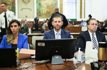 Eric Trump (en el centro), este jueves en el tribunal estatal de Nueva York.