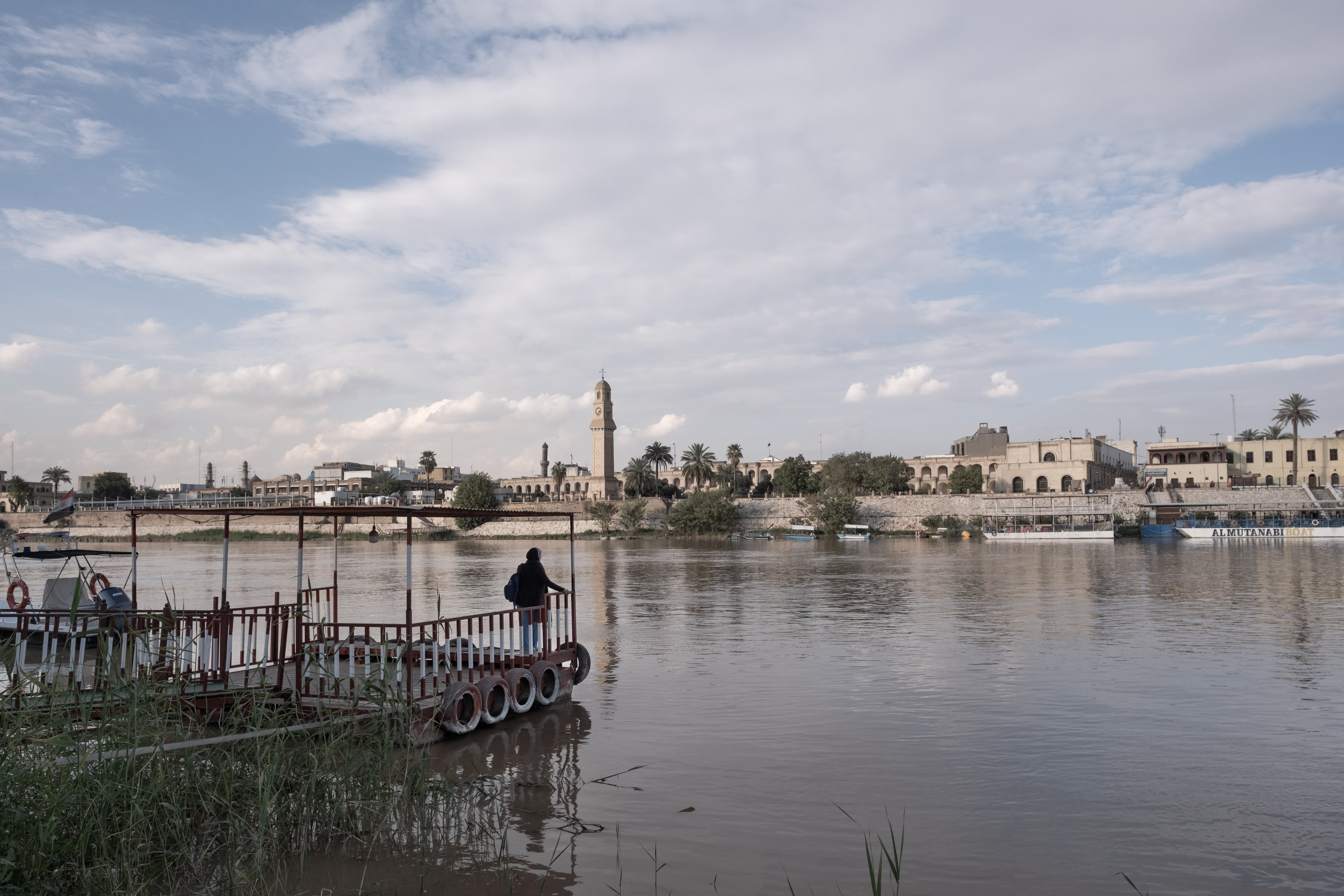 Una mujer espera a la taxilancha para cruzar el Tigris en Bagdad el pasado 25 de marzo.