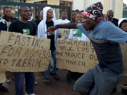 Enfermos de sida protestaban ayer en Johanesburgo para exigir el abaratamiento de los fármacos.