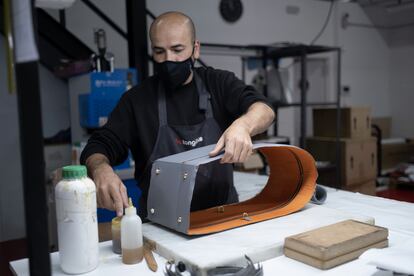 Un trabajador de la firma Betangible, de Ubrique (Cádiz), produce un artículo de piel de lujo por el que el pueblo es conocido dentro del sector.