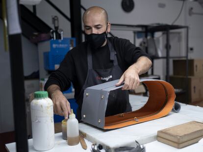 Un trabajador de la firma Betangible, de Ubrique (Cádiz), produce un artículo de piel de lujo por el que el pueblo es conocido dentro del sector.