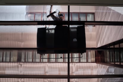 Un operario limpia una cristalera de un edificio, el 2 de agosto en Valladolid.