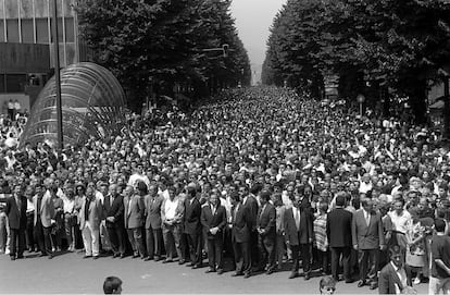 El sábado 12 de julio, se celebró en Bilbao la manifestación más numerosa de la historia de la capital vizcaína, con más de medio millón de personas, casi toda la clase política vasca y española, así como los familiares del concejal de Ermua. En la imagen, José María Álvarez del Manzano, alcalde de Madrid; Francisco Álvarez Cascos, vicepresidente del Gobierno, Carlos Garaikoetxea de Eusko Alkartasuna;  el lehendkari José Antonio Ardanza, Xabier Arzalluz, del PNV; Javier Madrazo, de Izquierda Unida; Mari Mar Blanco  y su madre, Consuelo Garrido.