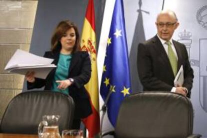 La vicepresidenta del Gobierno, Soraya Senz de Santamara, junto al ministro de Hacienda, Cristbal Montoro, durante la rueda de prensa ofrecida tras la reunin del Consejo de Ministros, hoy en el Palacio de la Moncloa, en Madrid.