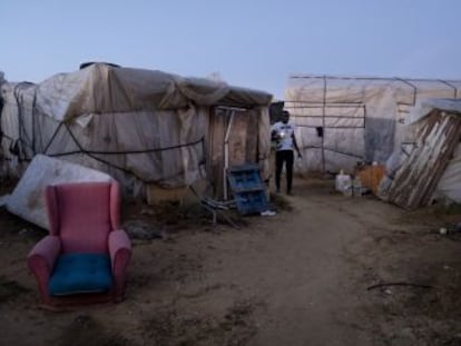 Las críticas del relator de la ONU tras visitar un asentamiento de inmigrantes en Lepe (Huelva) devuelven a la actualidad las duras condiciones de vida de los temporeros