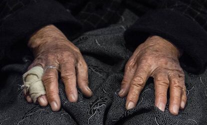 Esta anciana llegó a Grecia cruzando el Egeo en balsa sin nadie que la acompañara.