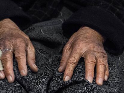 Esta anciana llegó a Grecia cruzando el Egeo en balsa sin nadie que la acompañara.