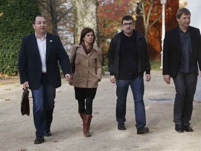 La delegación de la izquierda abertzale, con Rufi Etxeberria y Pernando Barrena, a su llegada hoy al Palacio de Aiete.