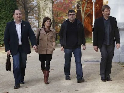 La delegación de la izquierda abertzale, con Rufi Etxeberria y Pernando Barrena, a su llegada hoy al Palacio de Aiete.