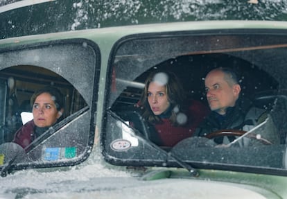 Carla Peterson, Andrea Pietra, y Marcelo Subiotto en 'El Eternauta' (2025).