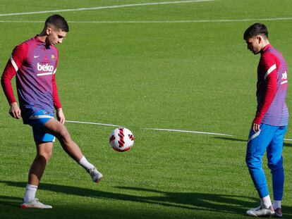 Ferran Torres y Pedri, en el entrenamiento del Barcelona.