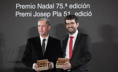 Guillermo Martínez, ganador del Nadal (izquierda) y Marc Artigau, que obtuvo el Josep Pla. 