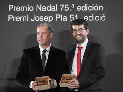 Guillermo Martínez, guanyador del Nadal (esquerra), i Marc Artigau, que va obtenir el Josep Pla.