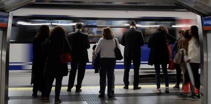 Pasajeros en la parada de Metro de Sol.