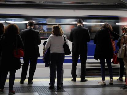 Pasajeros en la parada de Metro de Sol.