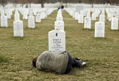 Lesleigh Coyer, de 25 años, de Saginaw en el estado de Michigan, junto a la tumba de su hermano, el soldado Ryan Coyer, que sirvió con Afganistán, el 11 de marzo de 2013.