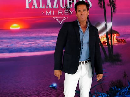 Roberto Palazuelos posando en Palazuelos. Mi Rey