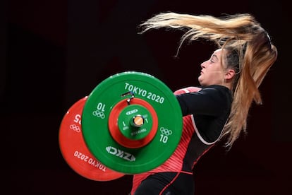 La austriaca Sarah Fischer compite en halterofilia femenina de +87 kg durante los Juegos Olímpicos de Tokio.