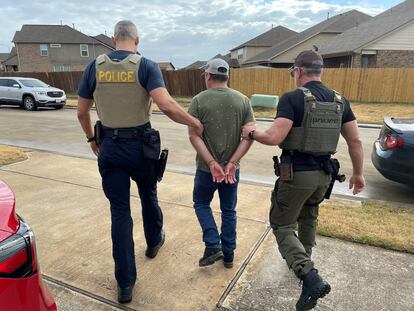 Texas celebra las primeras redadas de la era Trump con el envío de tropas y  aeronaves a la frontera | Inmigración en Estados Unidos | EL PAÍS US