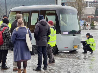 Un técnico de Sensible 4 apaga y enciende el autobús tras el primer fallo.