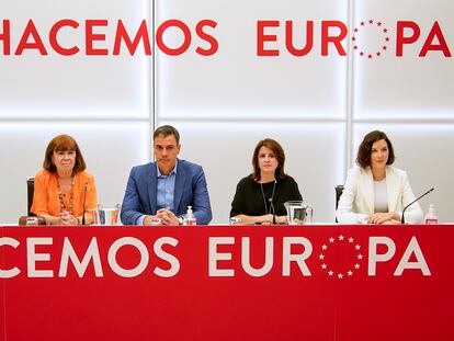 Pedro Sánchez, en el centro, en la reunión de la Comisión Ejecutiva Federal del PSOE.