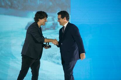 Dani Moreno “El Gallo”, director y presentador del programa  Anda Ya de Los40, entrega el premio Joao Mendes, director de Peugeot España

