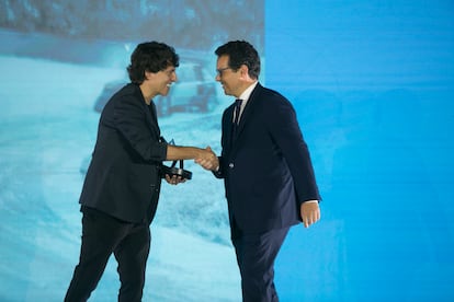 Dani Moreno “El Gallo”, director y presentador del programa  Anda Ya de Los40, entrega el premio Joao Mendes, director de Peugeot España

