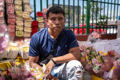 Brandon García, en el mercado de flores de la plaza de Paloquemao, el 13 de febrero de 2024.
