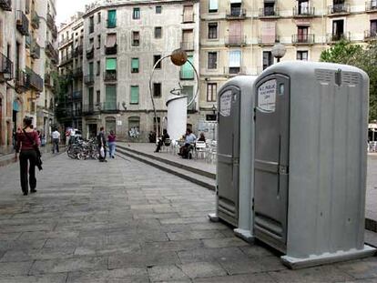 Dos de los urinarios colocados en la plaza de George Orwell