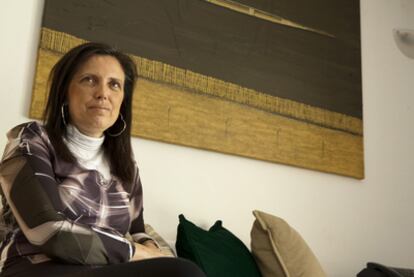 <i>Tuya,</i> la novela de la escritora Claudia Piñeiro, está construida a través del diálogo.