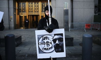 Max Dickstein se manifiesta el martes en apoyo de Ross Ulbricht, juzgado como creador de Silk Road.
