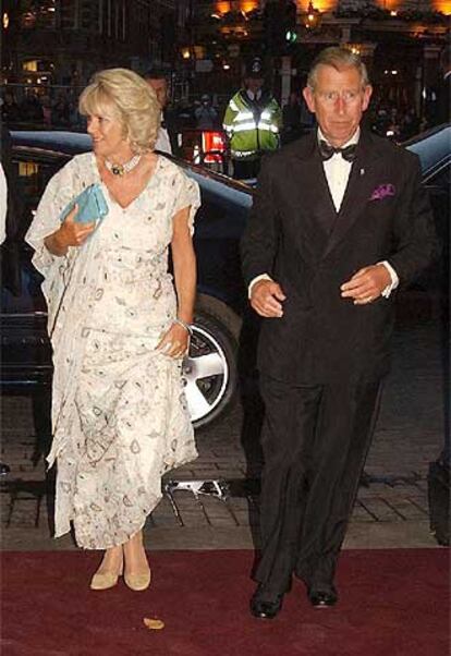 El príncipe de Gales y Camilla Parker-Bowles, a su llegada al estreno de un musical, en septiembre de 2004.