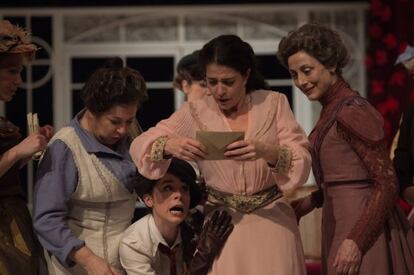 De izquierda a derecha, Mercè Aránega, Candela Serrat (agachada), Nora Navas y Carme Elías, en una escena de 'Doña Rosita la soltera'.