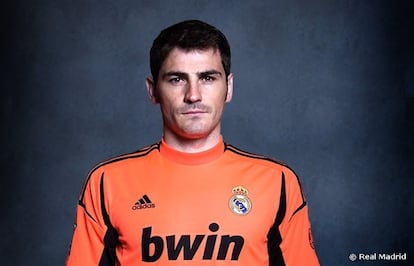 Casillas luce la nueva camiseta