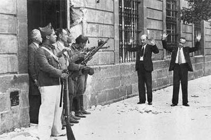 Un grupo de soldados golpistas encañona a los transeúntes en Sevilla el 18 de julio de 1936.