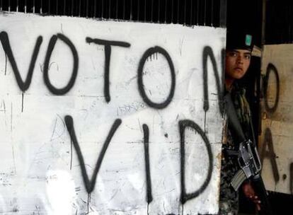 Un soldado hace guardia en la entrada de un centro electoral en Tegucigalpa.