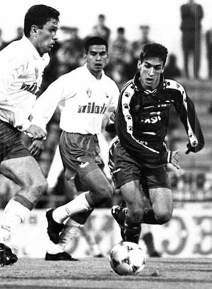 19 de octubre de 1994: Valdano, en calidad de entrenador del Real Madrid, convocó por primera vez a Raúl para un partido de Liga. Fue en La Romerada, frente al Zaragoza, y los blancos perdieron por 3-2. Fue el primero de los más de 500 partidos que ha disputado el '7' madridista en el campeonato nacional.