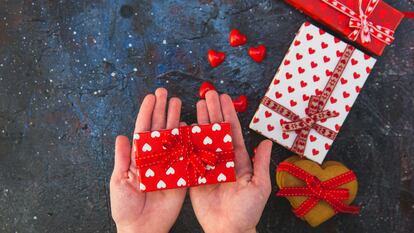 Decora tus regalos de San Valentín con papeles muy originales. GETTY IMAGES.