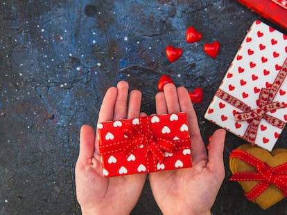 Decora tus regalos de San Valentín con papeles muy originales. GETTY IMAGES.