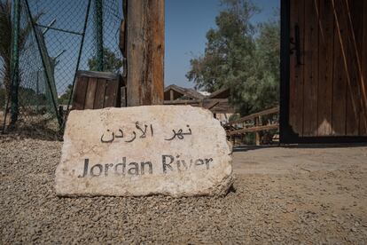 Una piedra con una inscripción, dentro del recinto de Al-Maghtas, marca el camino a seguir para llegar al río Jordán. Asociaciones y ONG como Eco Peace Middle East, que reúne a científicos y activistas de Egipto, Jordania, Israel y Palestina, intentan luchar por preservar el medio y los recursos naturales de esta zona.  