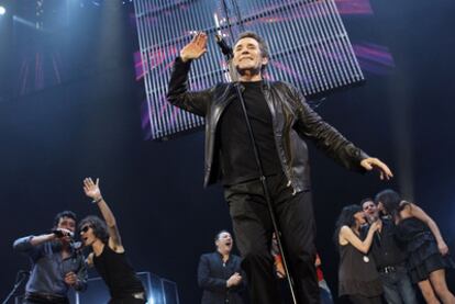 Miguel Ríos en el escenario junto a, por la izquierda,  Manolo García, Leiva, Carlos Goñi, Rosendo, Lua, José Ignacio Lapido y Eva Amaral