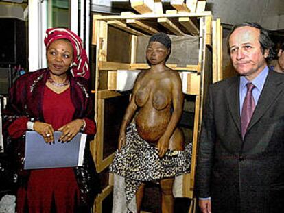 La embajadora de Suráfrica en Francia y el ministro francés de Investigación, junto a la <b></b><i>Venus hotentote.</i>