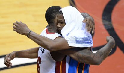 LeBron James se abraza a Kevin Durant