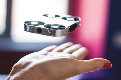 Este dron cabe en la palma de la mano y se controla mediante una app que muestra los mandos para pilotarlo y la imagen de su cámara frontal para lograr el mejor encuadre. Precio: 275 euros. airselfiecamera.com