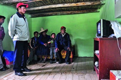 Una familia de Cajamarca (Perú) viendo la televisión en su casa.