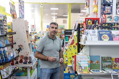 David Lagar, dueño de la Librería Azorín y presidente de la Asociación de Pequeñas Librerías de Madrid, posa para una fotografía en su comercio en Leganés.