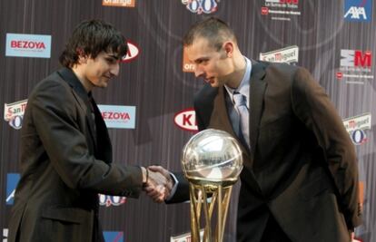 Ricky Rubio y Jordi Trías se saludan tras el sorteo de la Copa del Rey