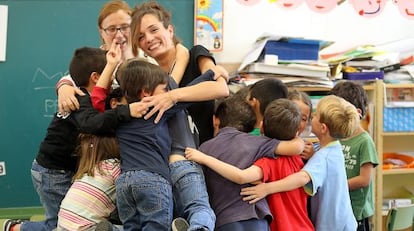 Las estudiantes Laura Navarro y  Mar&iacute;a G&oacute;mez en una clase del colegio Cervantes. 