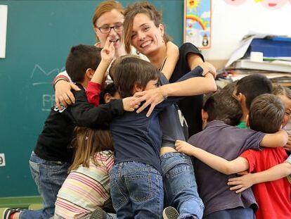 Las estudiantes Laura Navarro y  Mar&iacute;a G&oacute;mez en una clase del colegio Cervantes. 