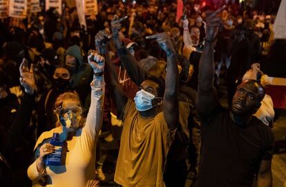 Manifestantes se reúnem ao redor de uma delegacia em Mineápolis.